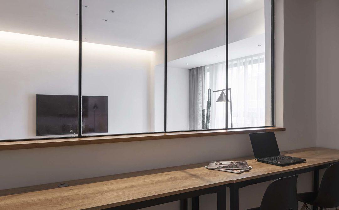 她在沙发后面“掏洞”造窗，完工后发现太明智了，全屋温暖又自然