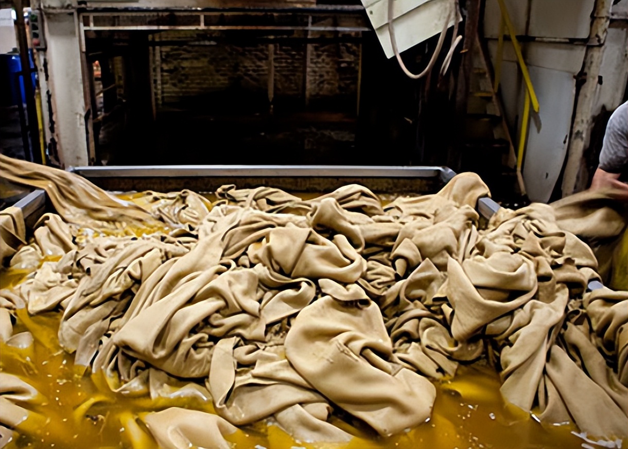 网红小哥买下各种奢侈包包剪碎和火烧,只为揭开奢侈品的暴利真相