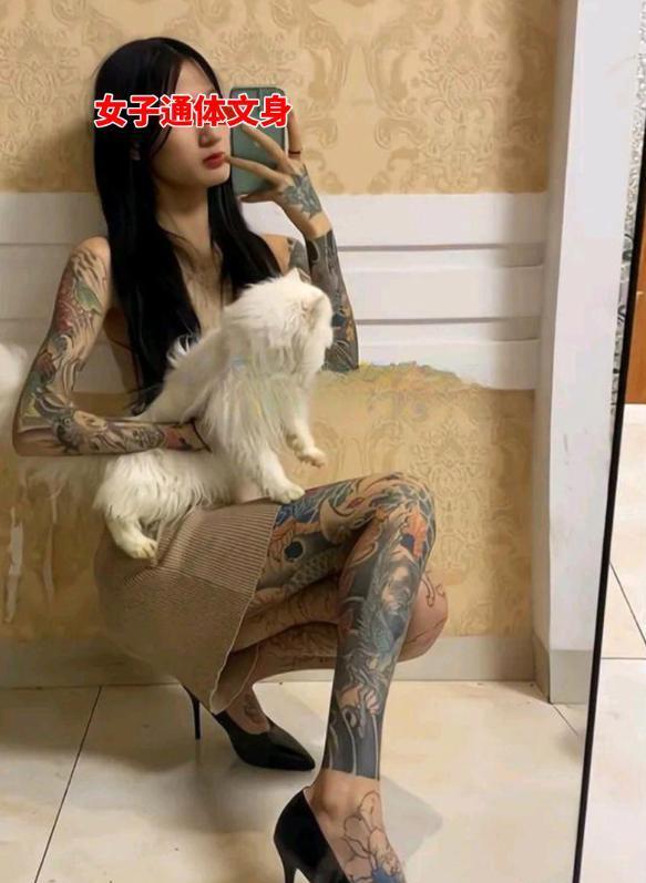 纹身女子图片伤感,深爱一个人的纹身女生