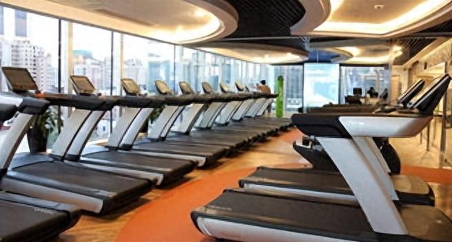 *拍偷**意淫女学员，教练为看*处私**剪开女学员档部，健身乱象何时休