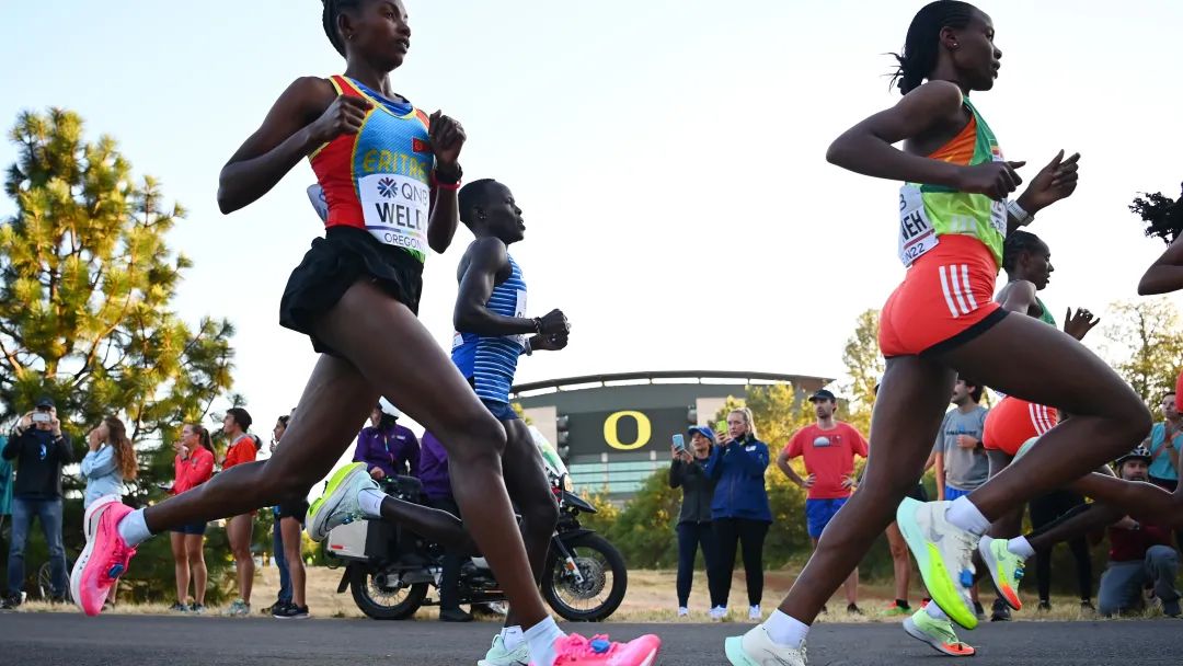 中国马拉松冠军都穿什么跑鞋,国际马拉松运动员穿的鞋