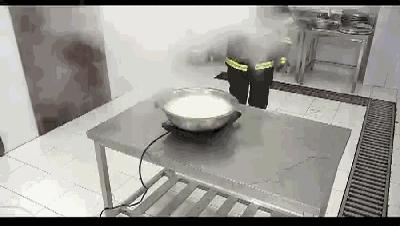 烧菜被油溅到了怎么办,烧菜油溅到手上起泡