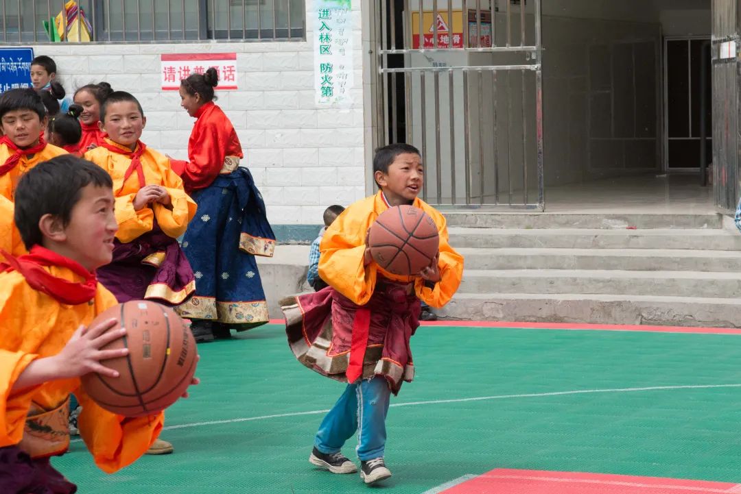 传音携手爱德基金会走进甘孜藏区学校，开展“圆梦体育包”项目