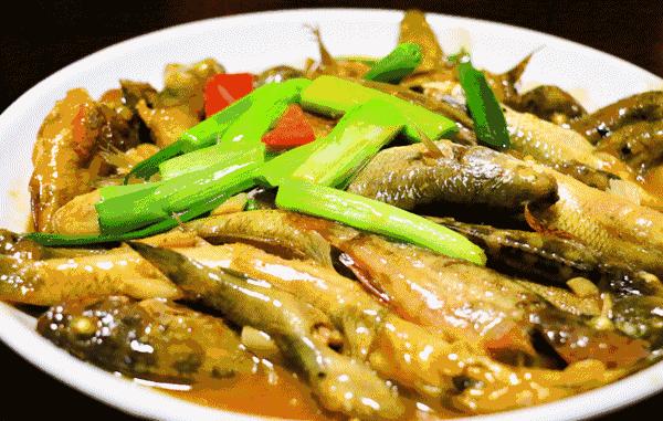 这座颜值逆天的“千岛之城”坐拥金沙白浪，还有机会偶遇荧光海哦