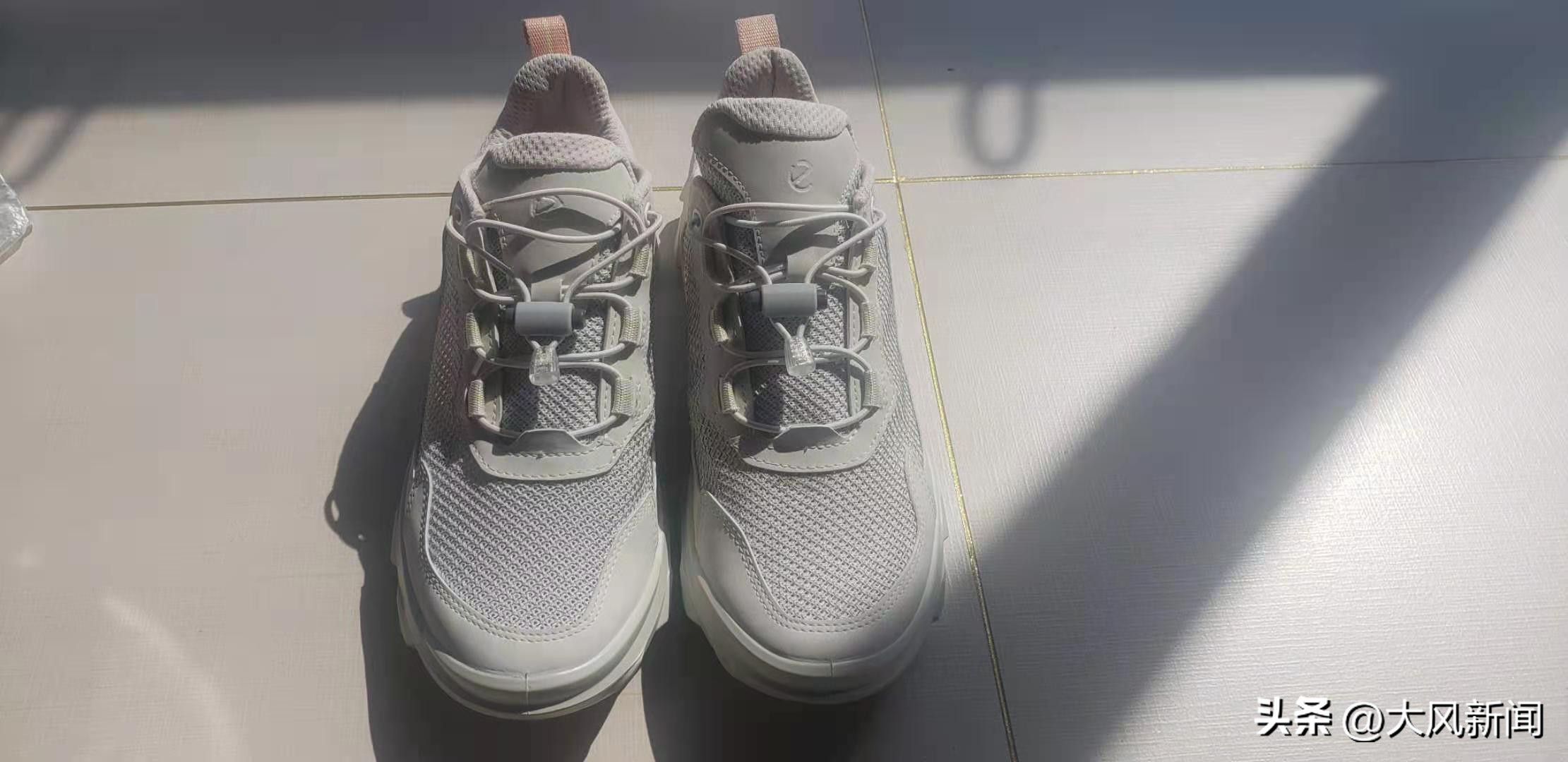 1400多元在专卖店购鞋，一月后发现鞋舌长短不一；商场称0.5CM误差不属质量问题，律师给出消费维权建议