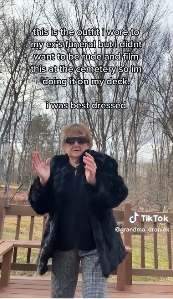 国外老太太参加前男友葬礼 (外国老太太参加前任葬礼)