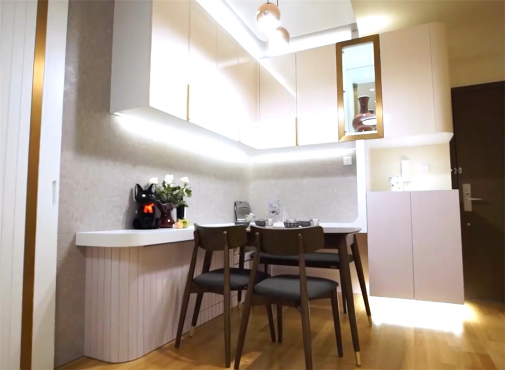 香港一家4口居住110尺劏房,香港一家五口住在豪宅