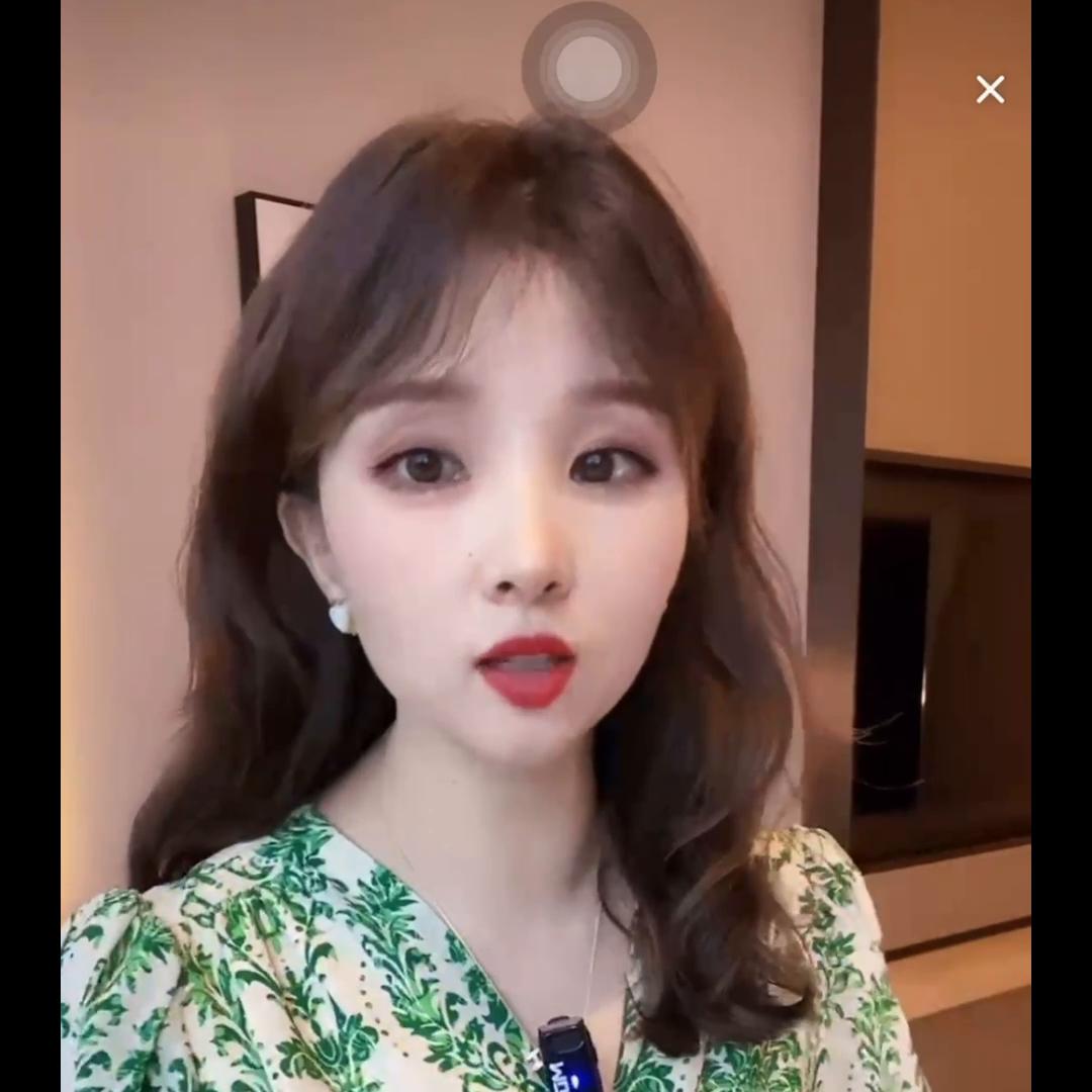 法式v领碎花连衣裙气质收腰,法式v领雪纺碎花短款连衣裙