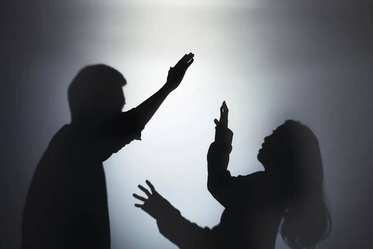 你让我无家可归，我杀你全家！男子怒砍邻居一家5口后，畏罪自杀