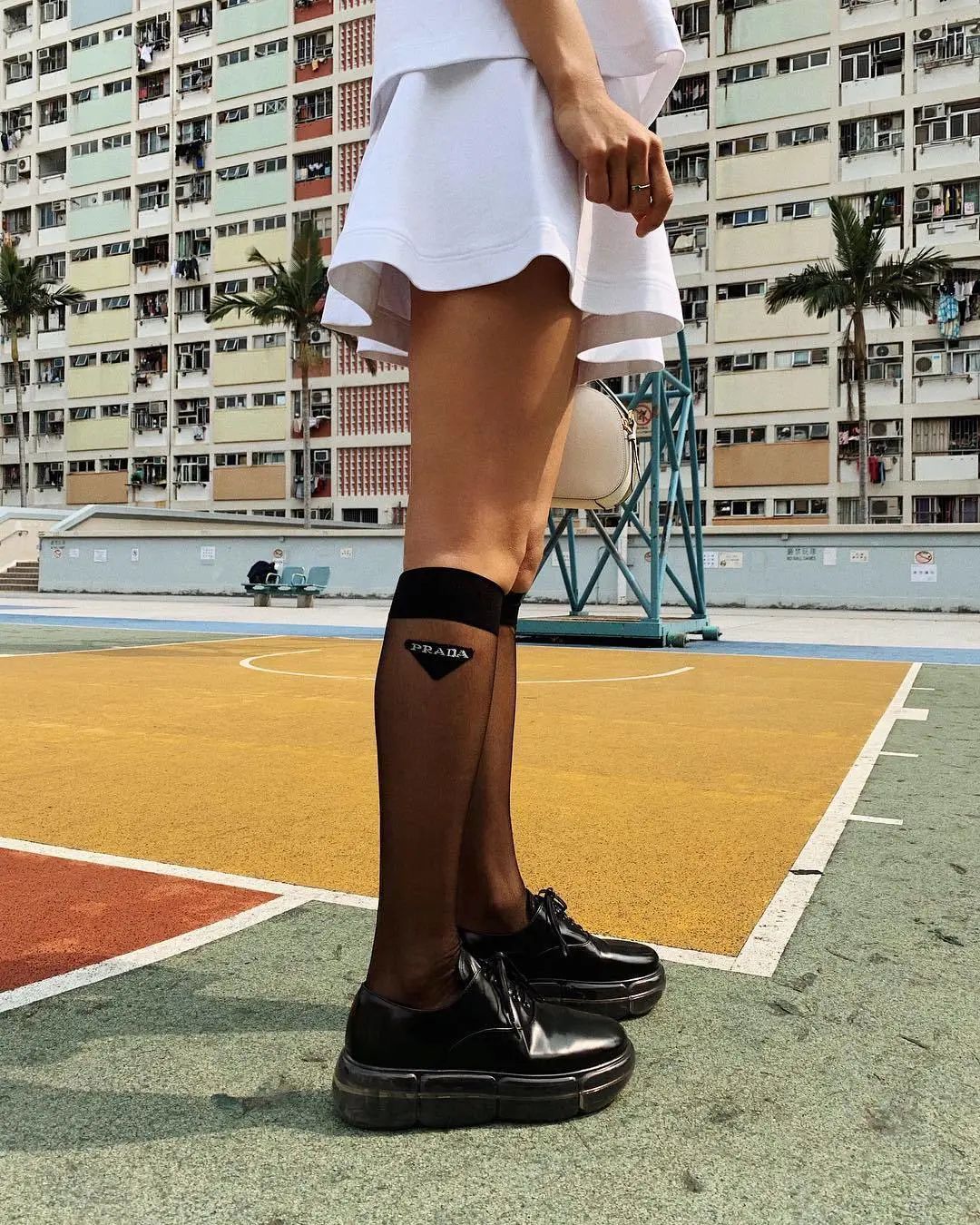 谁说丝袜只能配长靴,谁说丝袜不能配匡威的