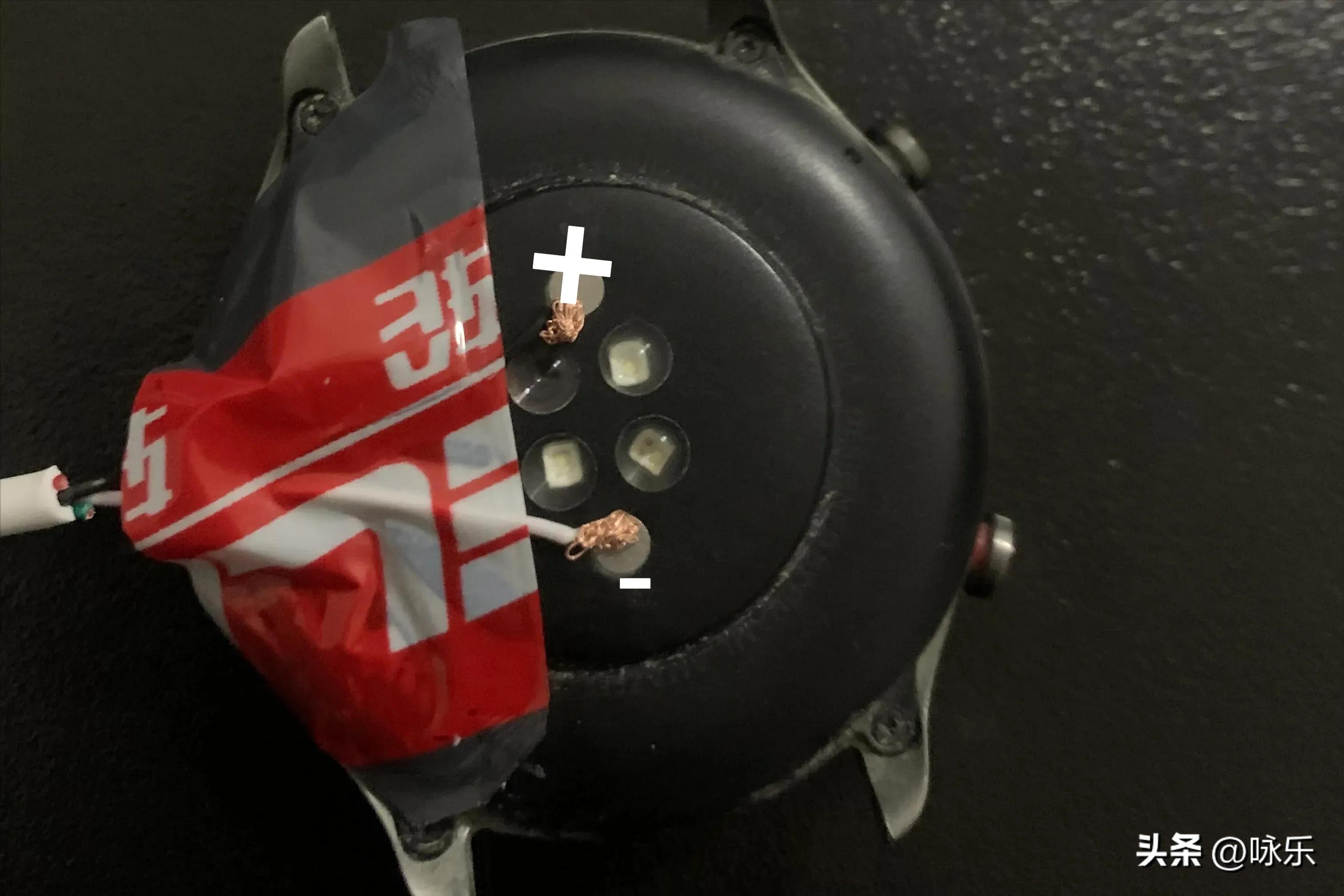 怎样用手机充电器给智能手表充电,出差忘记拔下充电器