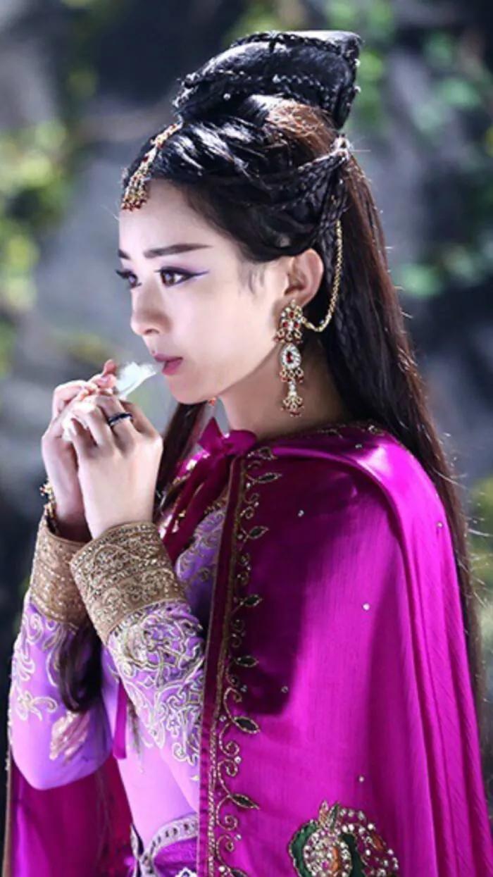 赵丽颖身着改良版旗袍大秀国风,赵丽颖穿着旗袍的照片