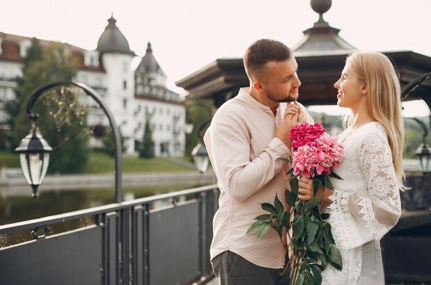 男人这样对你多半是对你动情了,男人默许你的方法