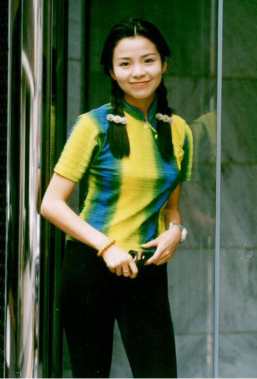 主持人朱迅哽咽痛哭,主持人朱迅和婆婆一起同台