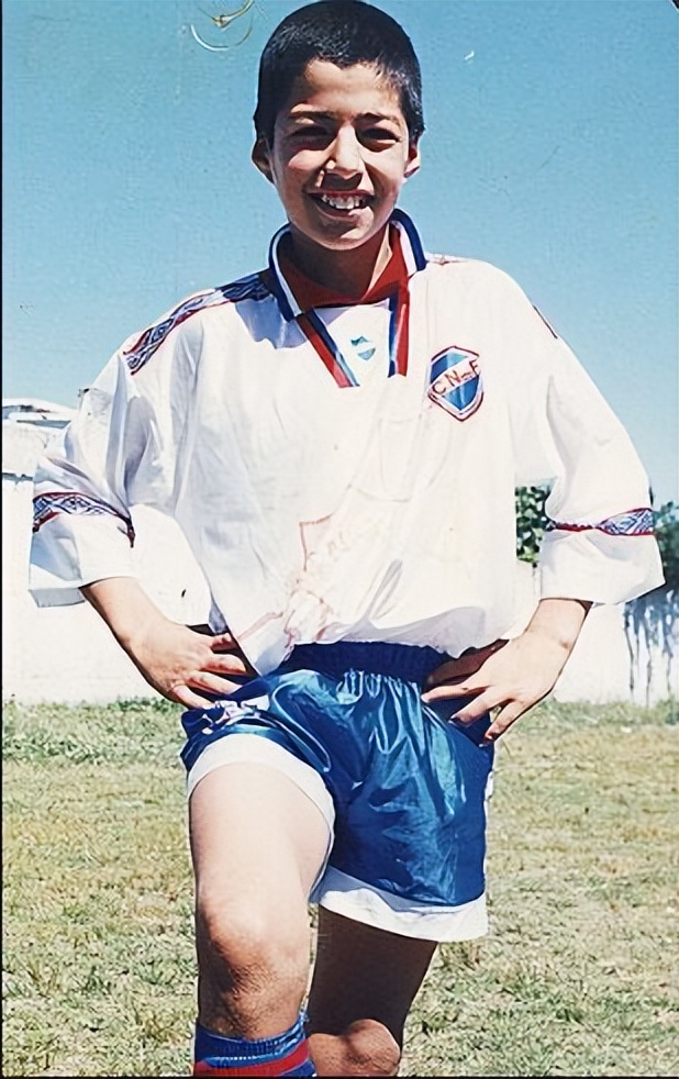 乌拉圭著名球星苏亚雷斯图文,乌拉圭球员苏亚雷斯简历