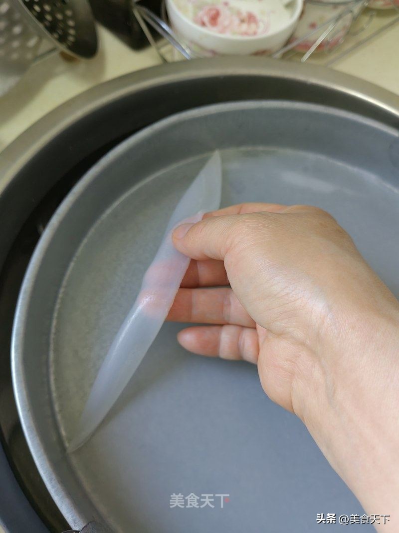 外面卖的凉皮是什么做的,外面买的凉皮还要煮吗