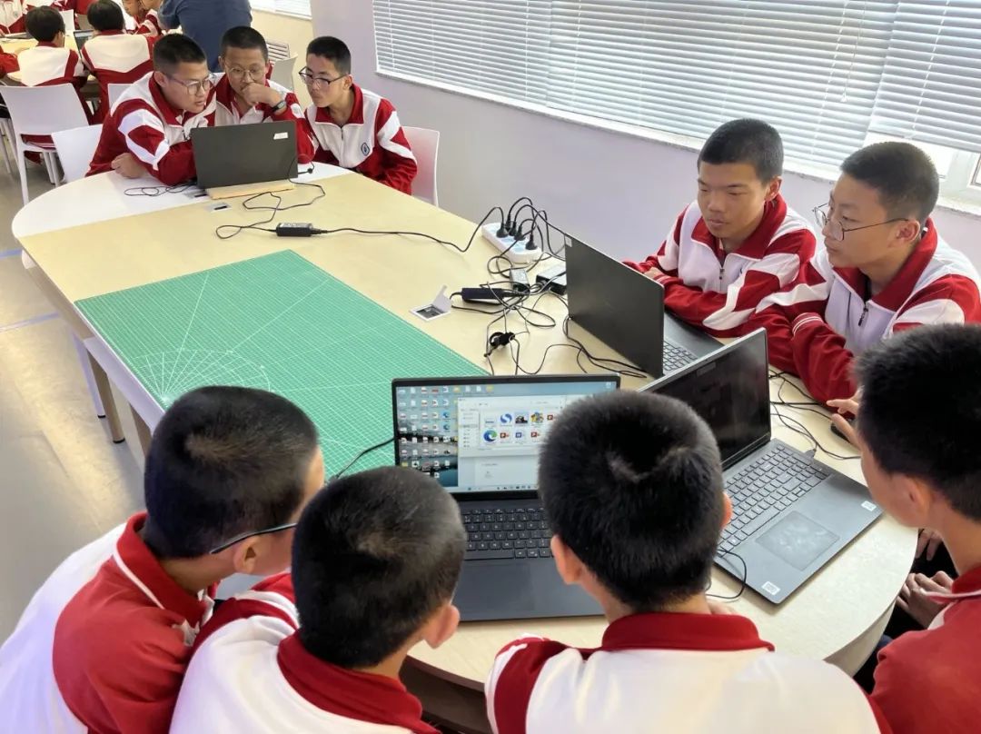 把所有孩子赶出去的游戏,把小孩子扔到外面的游戏