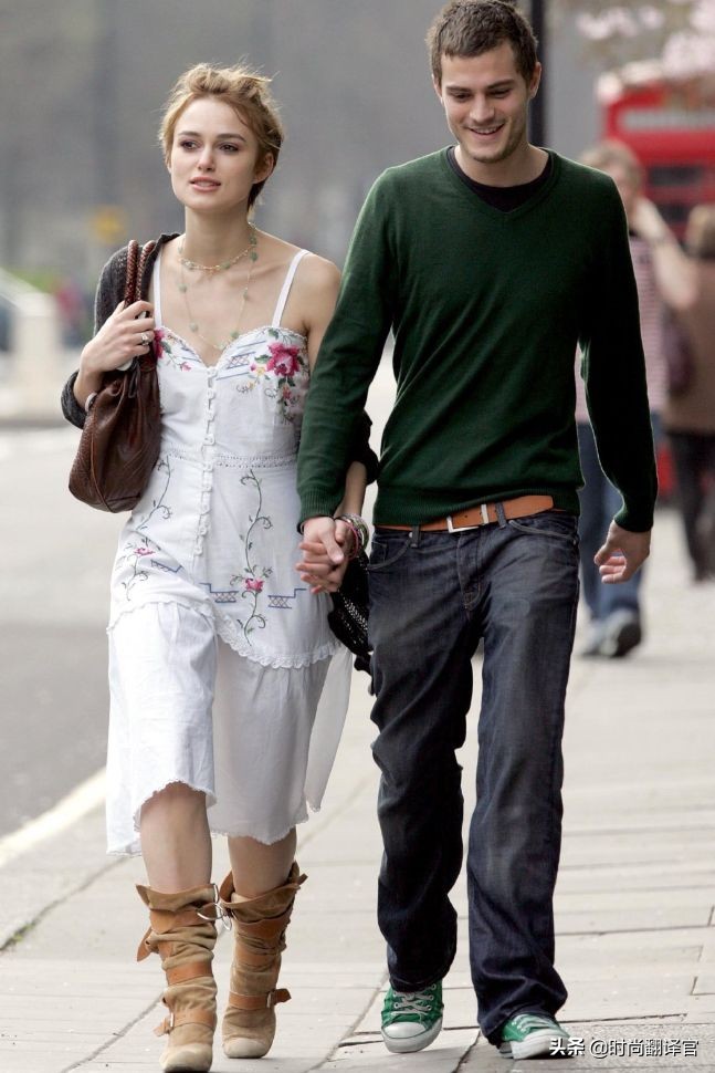 看了这位英伦玫瑰的小腿，我才明白为什么她偏爱锥形裤和长裙