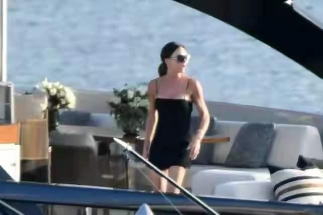 贝克汉姆一家出游被*拍偷**，贝嫂穿吊带裙身材傲人，小贝目不转睛