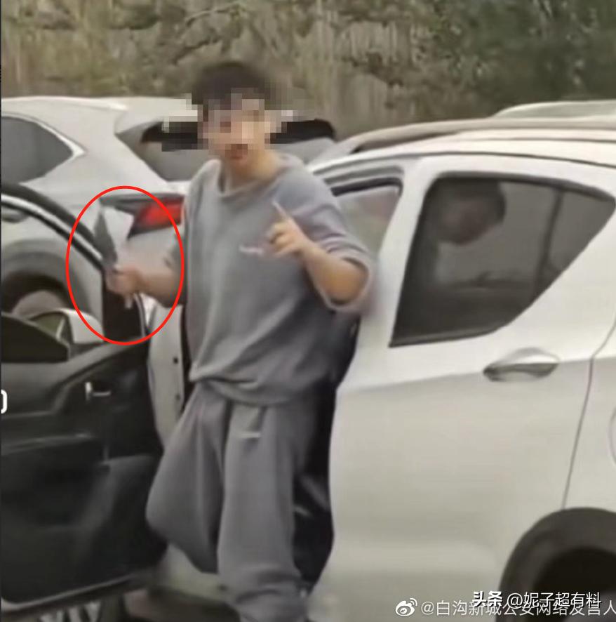 男子为幼子买奶粉持刀闯卡，被罚100元！网友：何不食肉糜汤？