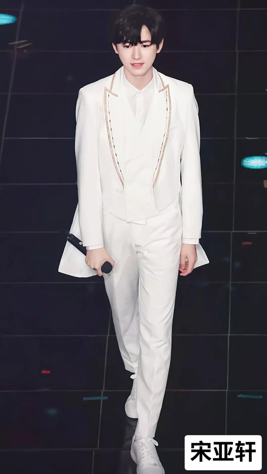 男明星穿白衬衫西装,男明星穿西装谁最好看