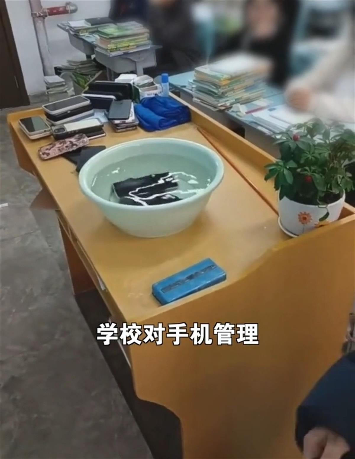 贵阳学校手机泡水后续赔多少,学校回应学生手机被泡水处置