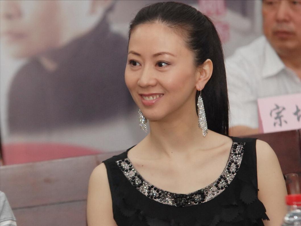 汤加丽：因人体写真集走红，父亲骂我不要脸，老公和我心生间隙