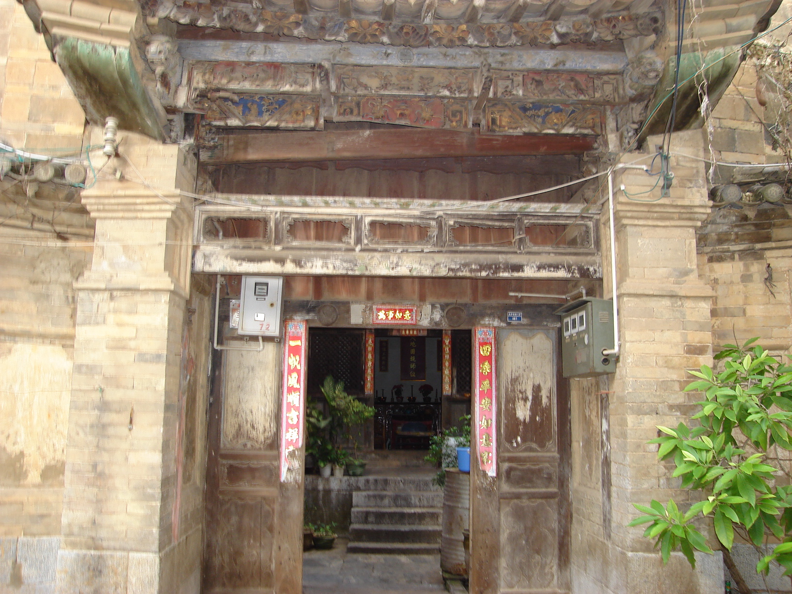 云南侨乡迤萨古城游人醉