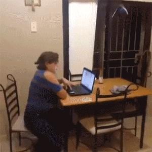 女孩子看起来外表美丽，其实裤袜已经掉到大腿根了！哈哈哈