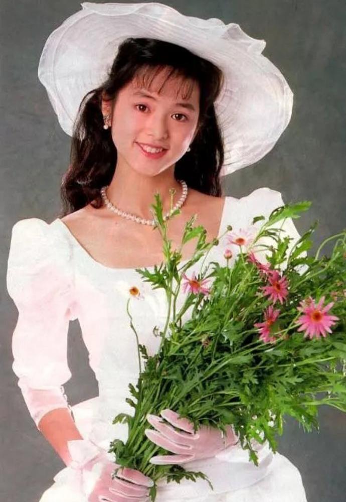 浪漫复古港风穿搭女,经典港风穿搭女高级感