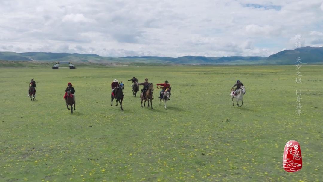 理塘山上的天空之城字样,川西天空之城理塘