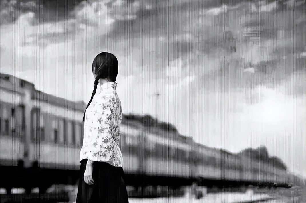 老公娶保姆，独女自杀，坐牢18年出狱后扫厕所，80岁赚千万翻身