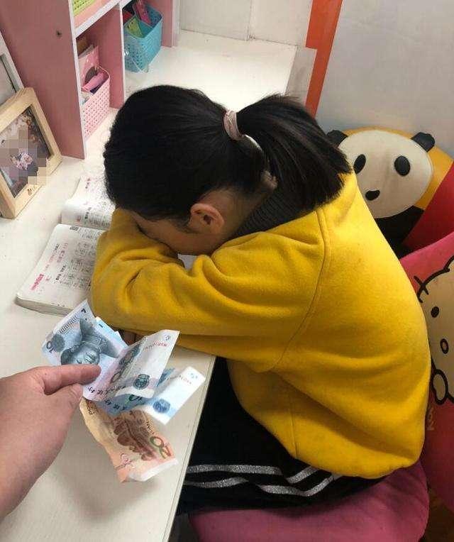 “妈妈，我丢钱了”，第二位宝妈的做法很赞，娃18年后更有出息
