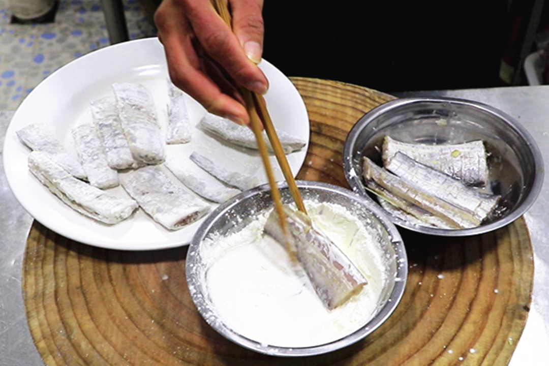 买带鱼时红眼与黄眼有什么区别,带鱼身体中有硬石头是啥