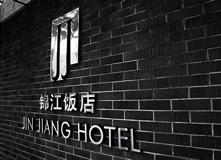 *楼青**女子发迹后资助一落魄青年,20年后再重逢,青年已是开国上将