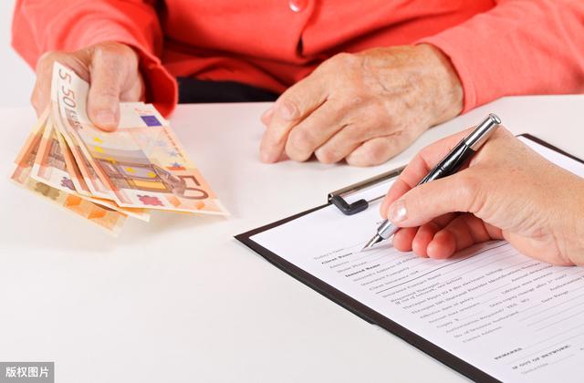 养老金和职业年金同一时间发放吗,职业年金和过渡养老金是一回事吗