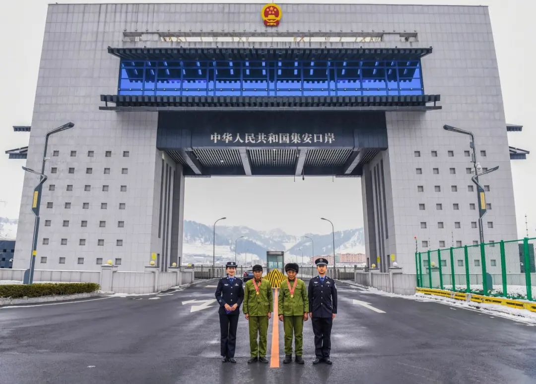 国门下、界碑前，70多年前的8岁孩子与18岁志愿军战士再次相聚