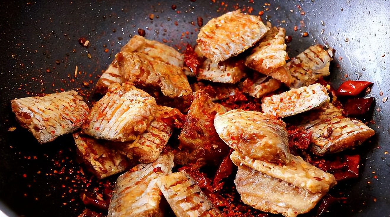 带鱼眼睛黄色跟白色有什么差别,买带鱼大眼睛的好还是小眼睛的好