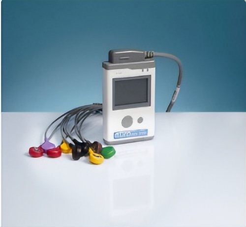 电极作为连接人体与仪器的桥梁，对通道心电图仪有何影响？