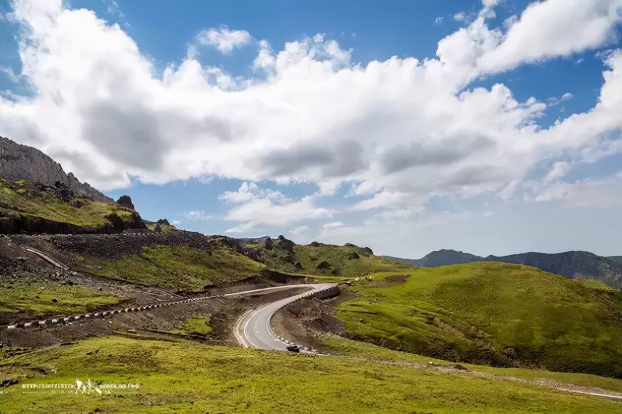 这条惊艳奇绝的公路,行走在天山脊梁上的最美景观公路