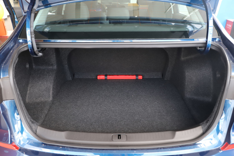 雪佛兰科鲁泽10万家轿天花板,雪佛兰科鲁泽20241.3t轻混什么意思