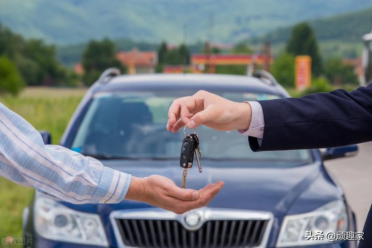 女子4s店买车半年后背负八万贷款,女子全款买车贷款八万