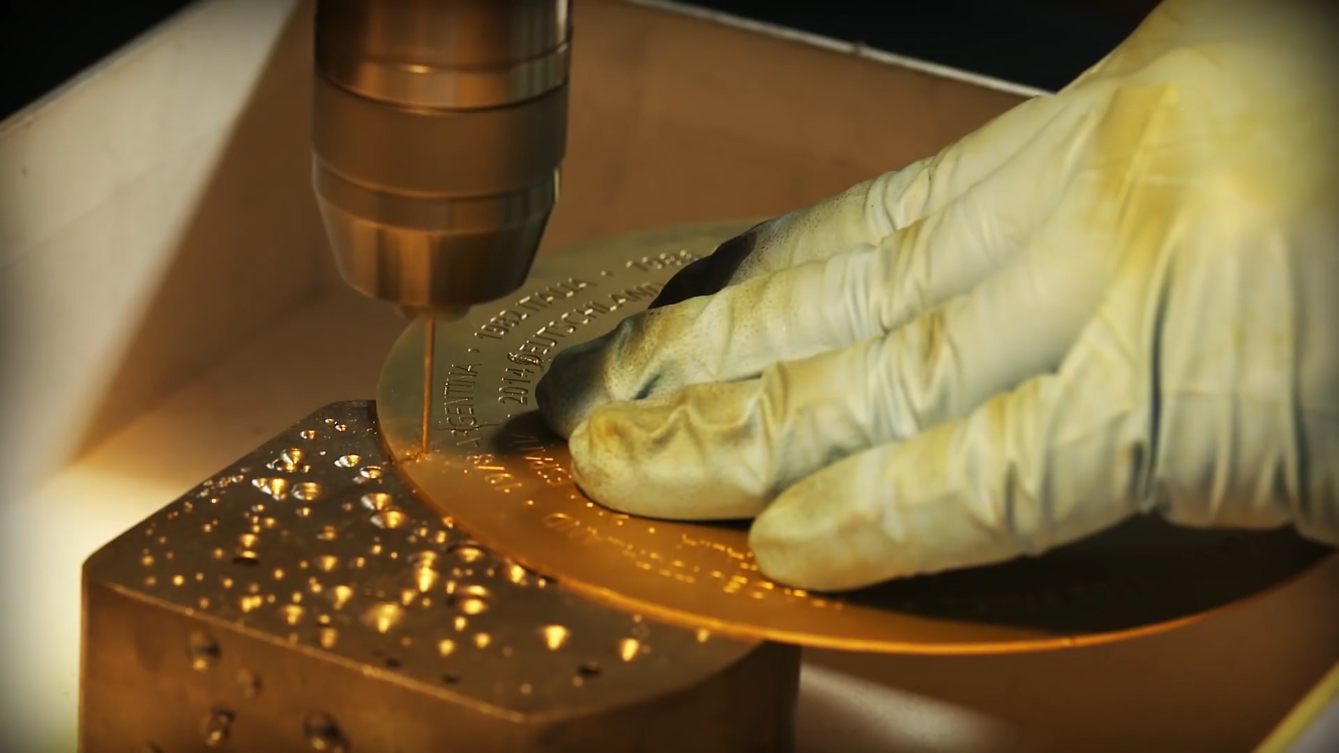 把世界杯卖了能赚多少钱,如果卖掉世界杯冠军能值多少钱