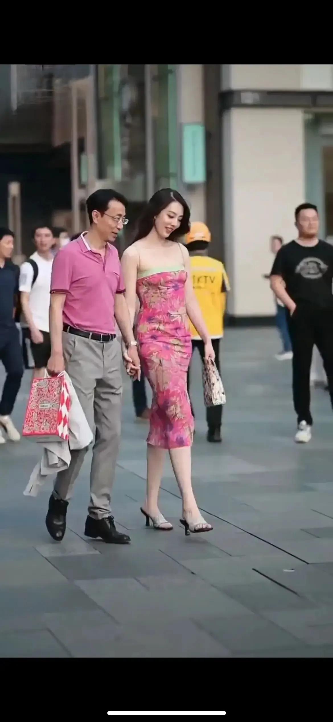 直播国企领导与小三出轨逛街被拍，天价*养包**的小三身材果然火辣！