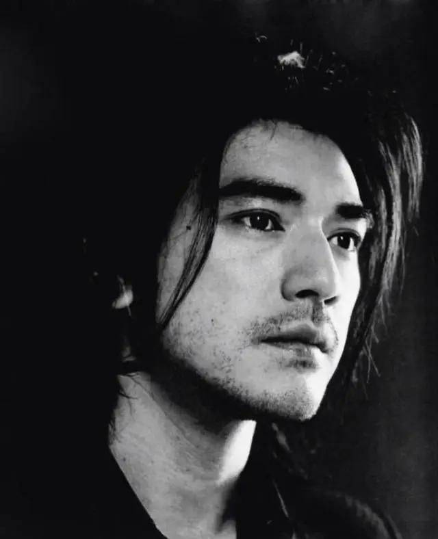 不演戏回归舞台,娱乐圈难得一见的金城武