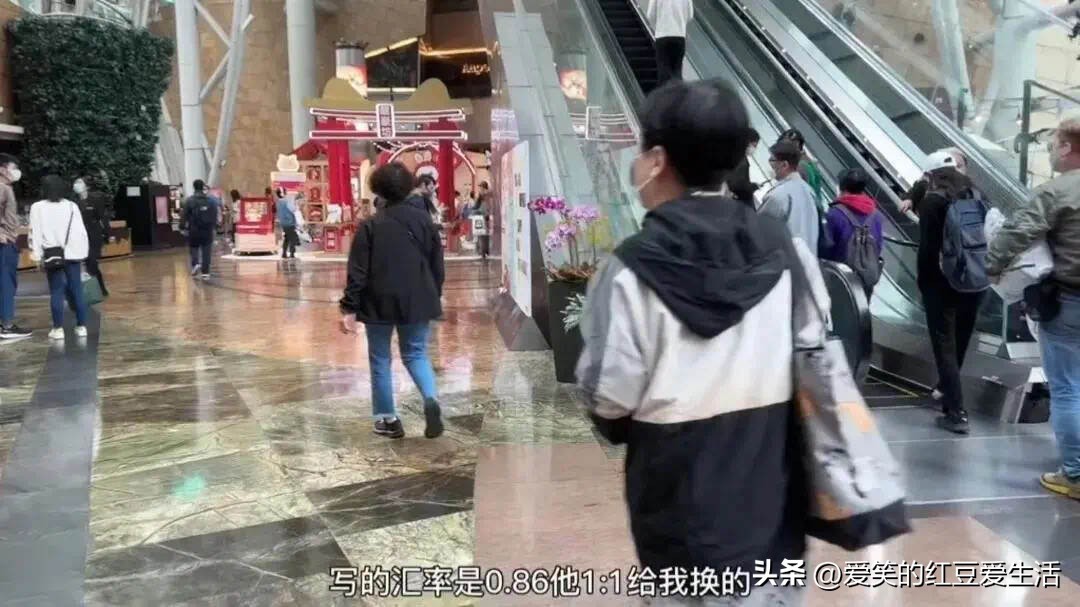 女孩挑战“在香港只说普通话”遭白眼，试鞋子时的遭遇尤其离谱！