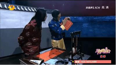 春晚魔术邓男子解析,2022春晚魔术邓男子让谁拿魔方了