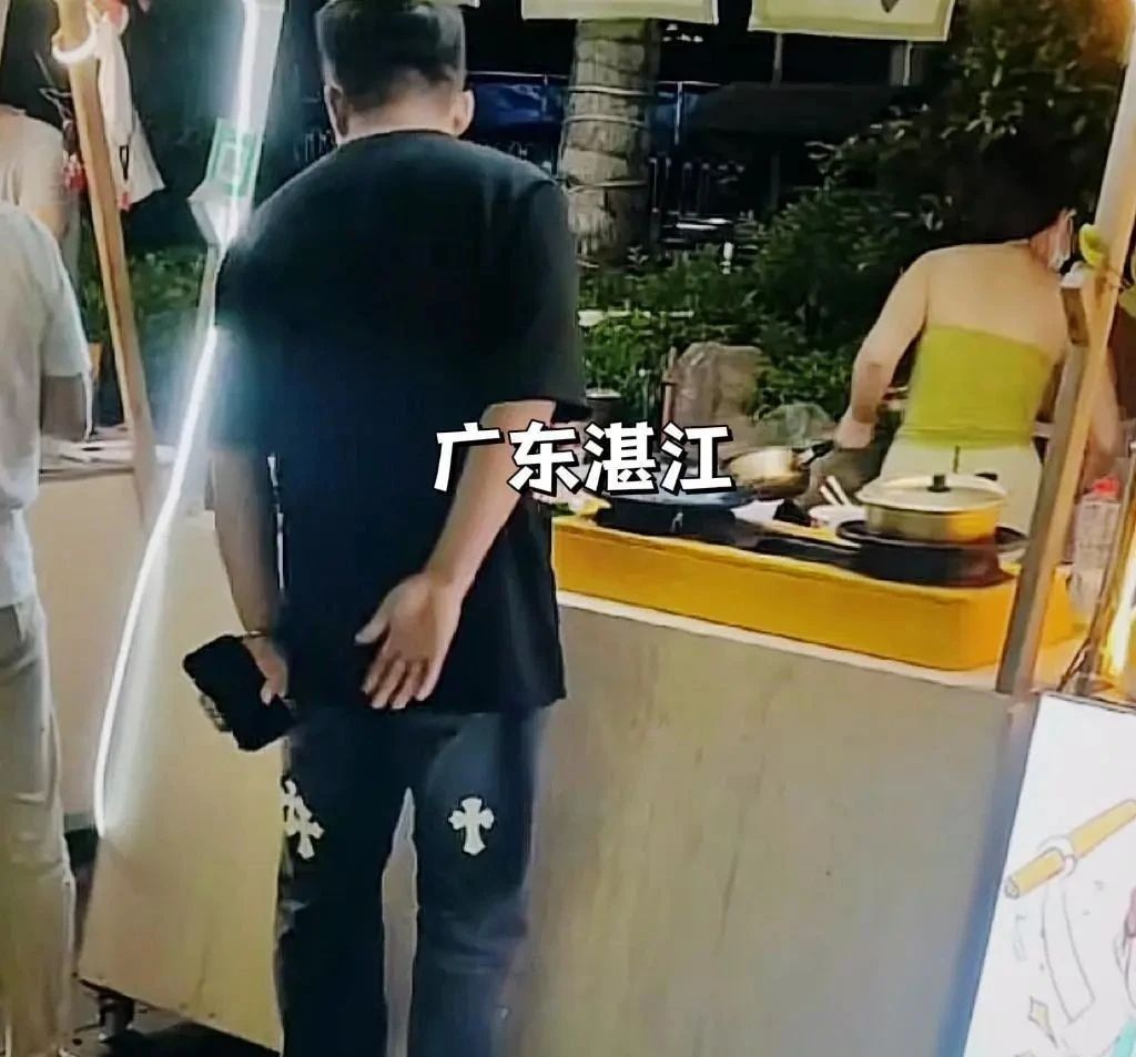 老板娘的小心机，摆摊卖泡面生意却异常红火，胸口的餐巾纸引争议