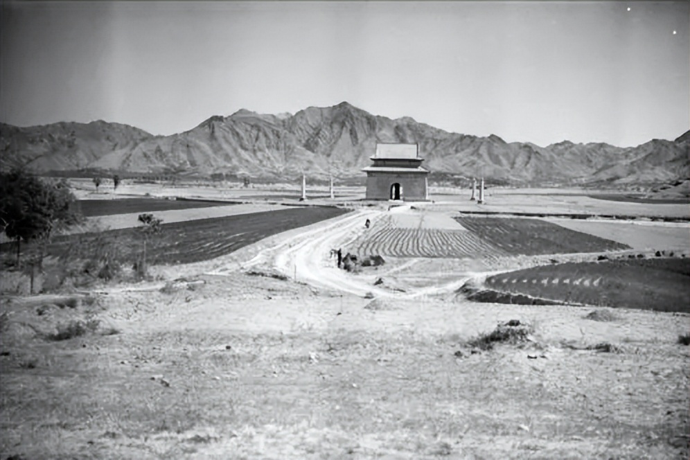 摄影师拍摄的戴清朝护甲的女人,外国摄影师镜头下清朝