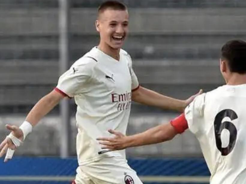 梅西后继有人！足坛再现天才球员，89场进485球